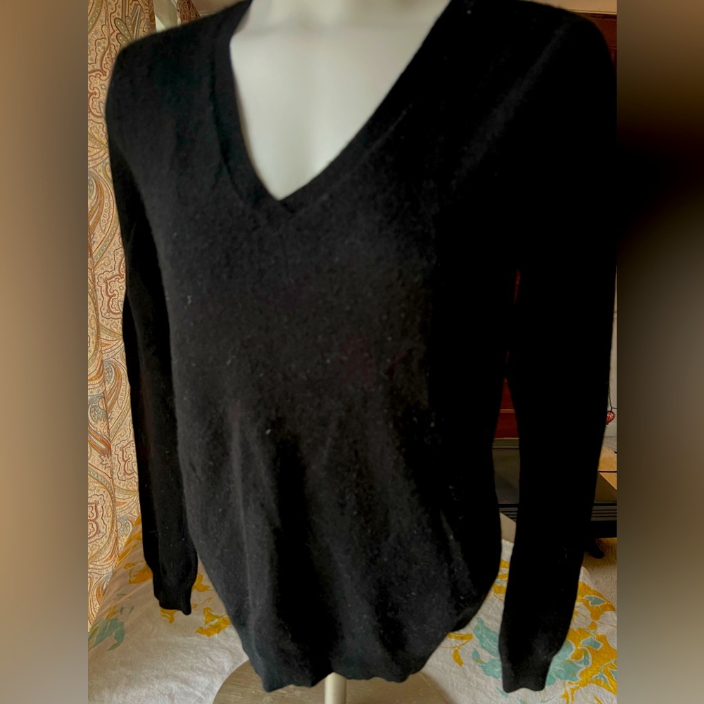 Magaschoni black cashmere vneck sweater size m